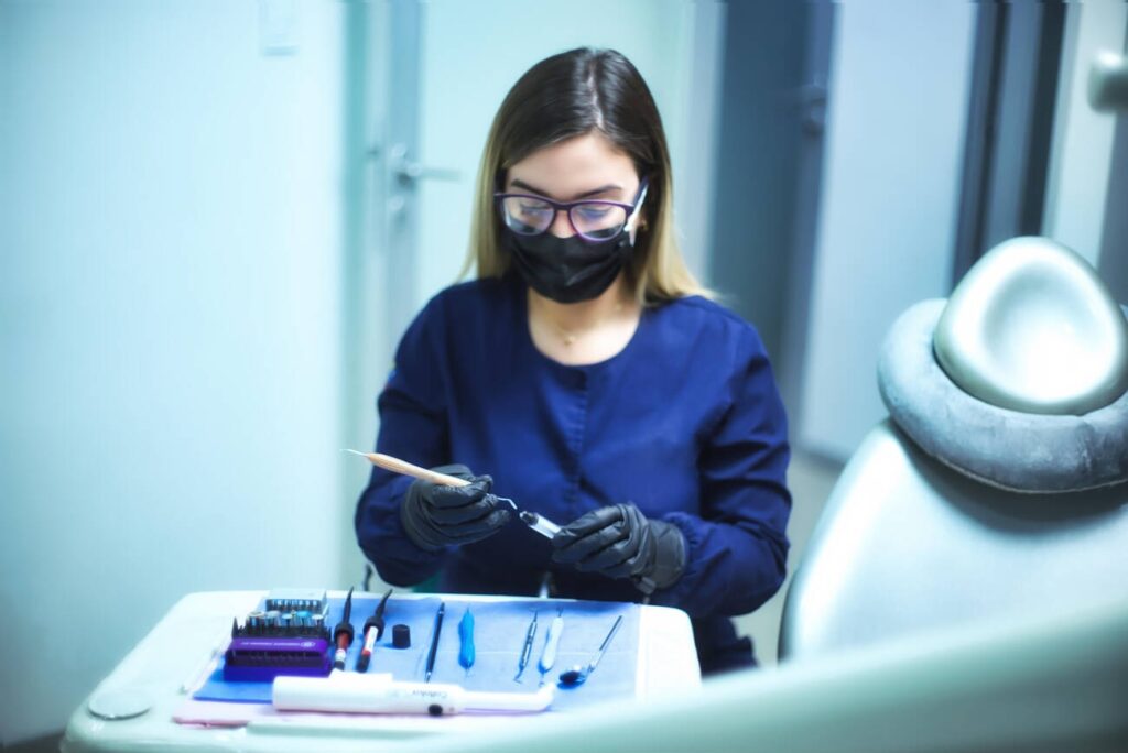 Can light-cure resin hold without a primer