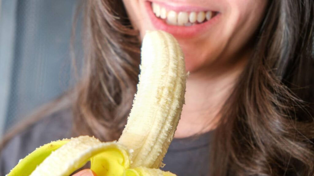 Do bananas make teeth white?