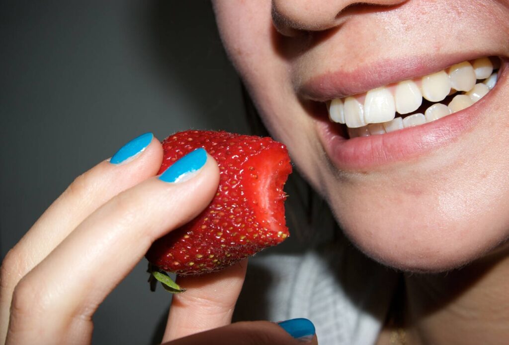 Do strawberries damage enamel?