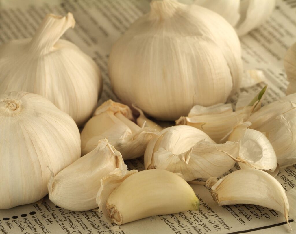 Does garlic make teeth white?