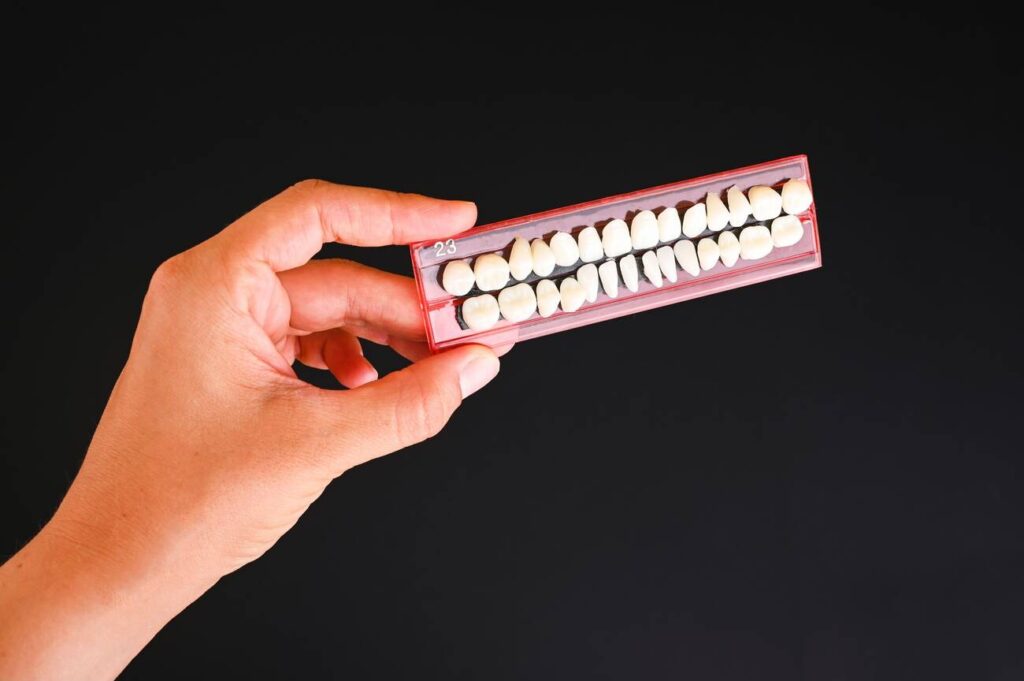 Does porcelain teeth stain?